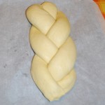 Treccia di pane ripiena di speck e formaggio